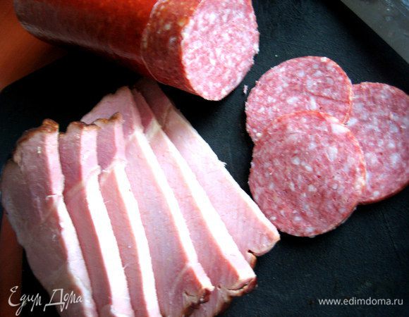 Ветчину и колбасу нарезать потоньше...