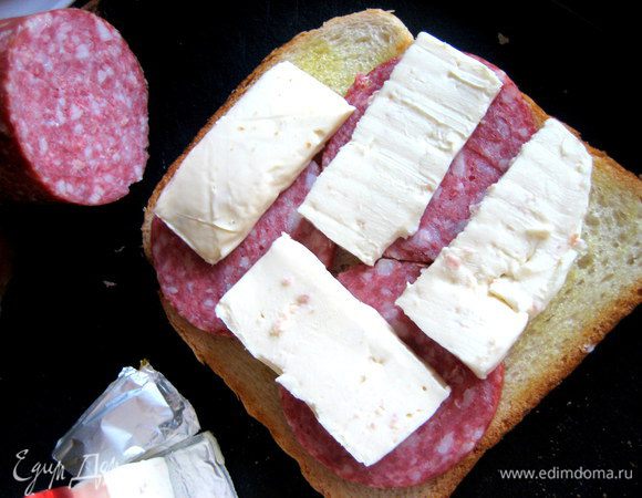 Выложим несколько кусочков... Если ваш сыр мягкий, то просто намазать!