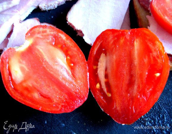 Разрезаем помидор пополам и вырезаем большой кружок для сэндвича.