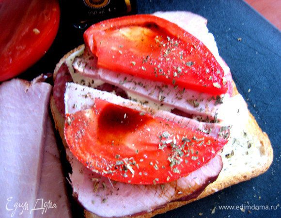 Помидор посолить, поперчить и сбрызнуть бальзамическим уксусом.