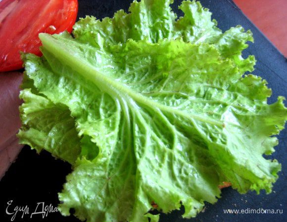 Вместо руколы оказался обычный огородный салат под рукой))) Накрываем тремя листиками сверху.