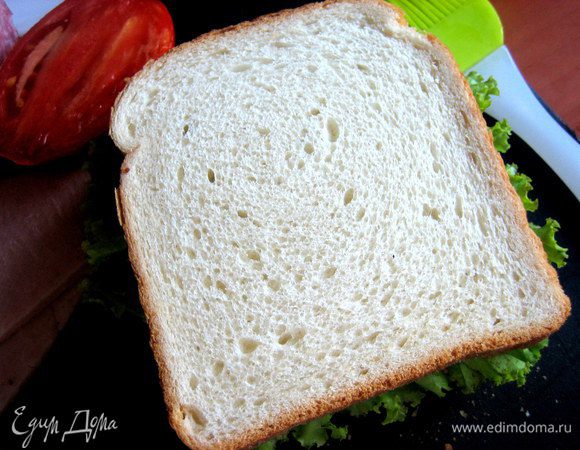 Промазываем снова хлеб маслом и прижимаем слегка все слои!