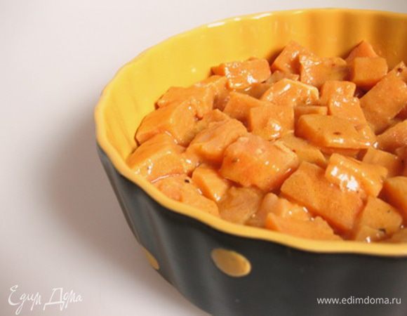 Семгу нарезать крупными кубиками и смешать с маринадом. Оставить минут на 30.