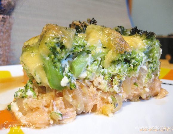 Запекать в разогретой духовке в течение 20 минут, затем посыпать тертым сыром и запекать еще 10 минут.
Запеканка получилась очень сочная!
Приятного аппетита!
