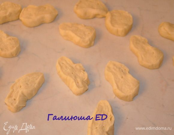 Когда наше тесто подойдет, вымешиваем его еще раз и делим на 18 частей, раскатываем каждый кусочек в жгут. 