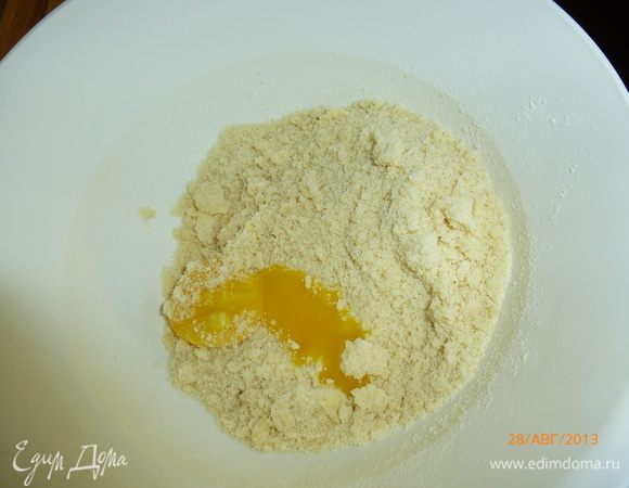 Готовим тесто. Смешиваем муку, сахар, холодное сливочное масло. Растираем руками до образования крошек. Добавляем желток и по необходимости 1-3 ст. л. холодной воды. Замешиваем тесто, формируем шар. Убираем в холодильник на полчаса.