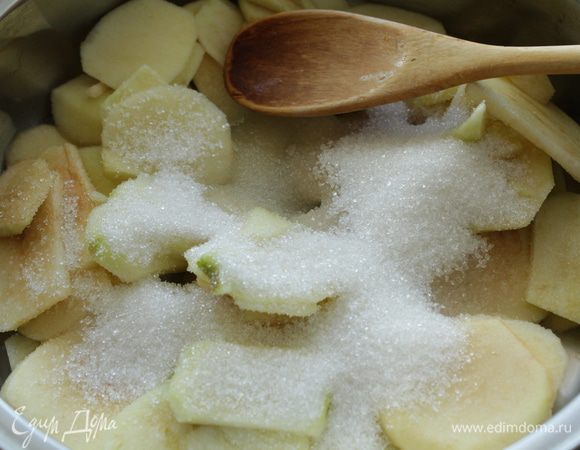 Яблоки порежьте на тонкие пластины.  Добавьте воду и сахар, варите до мягкости около 20-25 минут.