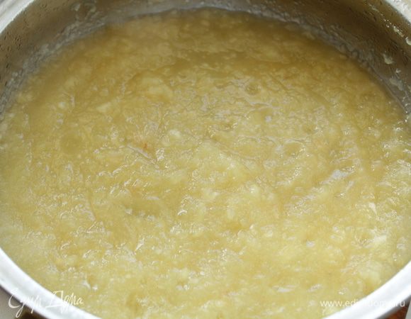 Яблоки превращаются в пюре.