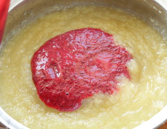 Бруснику измельчить в блендере и добавить к кипящим яблокам.