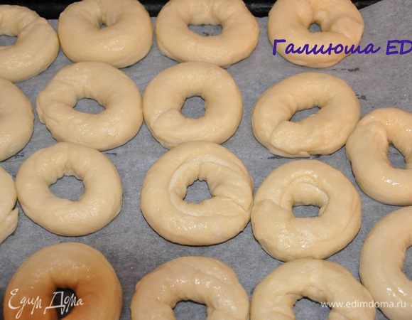 Выкладываем отваренные багели на выстеленный бумагой противень. смазываем  молоком и выпекаем при 200 гр. 20-25 минут (ориентируйтесь по своей духовке) до золотисто-коричневого цвета.