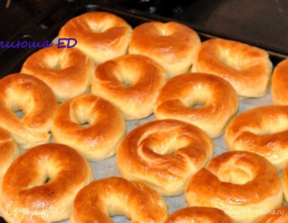 А еще до начала выпечки можно посыпать пончики сверху разными посыпками: маком, молотыми орешками, кунжутом, или смесью мака и орешек. Приятного чаепития! А еще очень -очень вкусно с теплым молоком :)