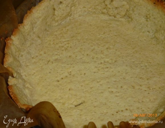 Через полчаса достаем тесто из холодильника, раскатываем, выкладываем в форму, формируя бортики, и убираем в холодильник на 30 минут (я убрала в морозилку минут на 15). После выпекаем в духовке при 190 градусах 15 минут, накрыв бумагой с бобами, и еще 10 минут без них.