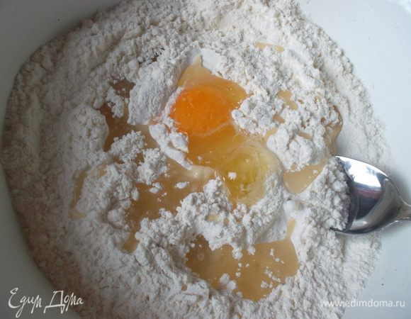 Просеять муку, добавить соль и соду, молоко, яйца, 4 ст. л. оливкового масла и перемешать...