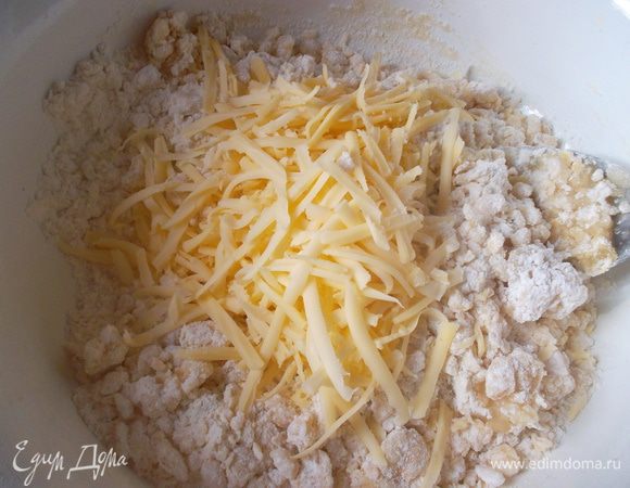 Добавить тертый сыр и хорошо вымесить тесто...