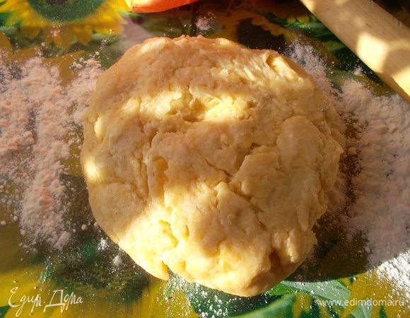 Тесто будет довольно "масляным", но это хорошо, мы не будем смазывать форму...