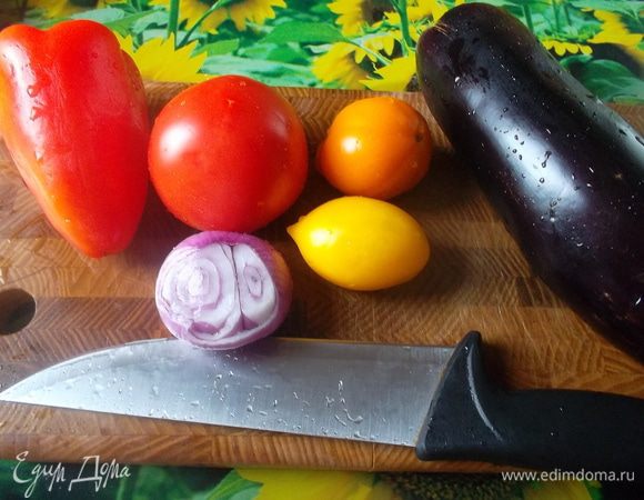 Овощи нарезать тонкими колечками...