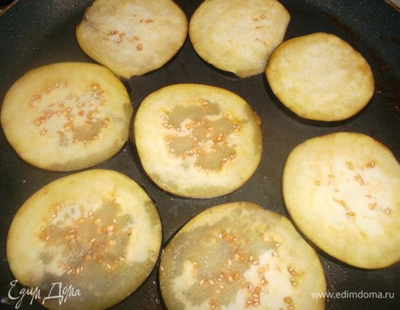 Баклажаны обжарить на небольшом количестве масла и обсушить салфеткой...