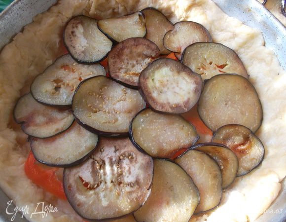 Выкладываем тесто в форму, делаем бортики. Начинаем выкладывать начинку...