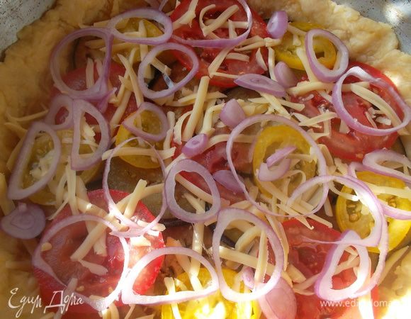 Я выкладывала в таком порядке: сладкий перец-баклажаны-помидоры-посолить))-лук-тертый сыр-баклажаны-помидоры-снова присолить))...