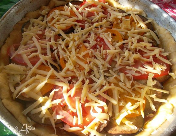 Засыпать сверху сыром и в духовку до готовности (где-то 30-40 минут)...