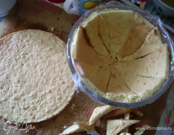 Застелить салатник пищевой пленкой, выложить треугольниками бисквита всю поверхность салатника.