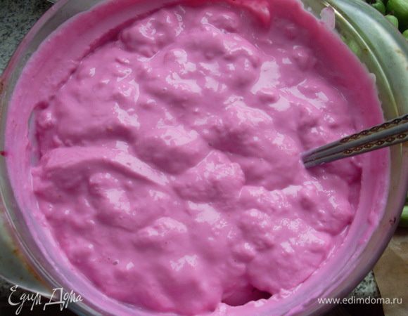 Приготовить начинку:
Замочить желатин в 2/3 стакана воды на 40 минут,
Отжать свекольный и морковный сок, прогреть его в микроволновке (т.к. свекольный сок требует термической обработки).
Нагреть желатин до растворения.
Взбить в блендере творог, сметану, сливки, малиновый сироп, разогретый желатин и соки морковки и свеклы.
Поставить в холодильник до застывания полужидкой массы.