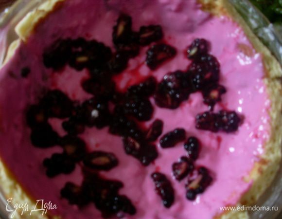 Выложить слой из 1/3 наполовину застывшей начинки, потом половину кусочков ежевики, потом снова слой начинки, слой ежевики и закрыть начинкой. Сверху поместить круглый корж из теста и поставить в холодильник на 3 часа до полного застывания желатина (чтобы торт не поплыл при переворачивании).
У меня начинки получилось под самый верх салатника, поэтому корж был прилеплен сверху.