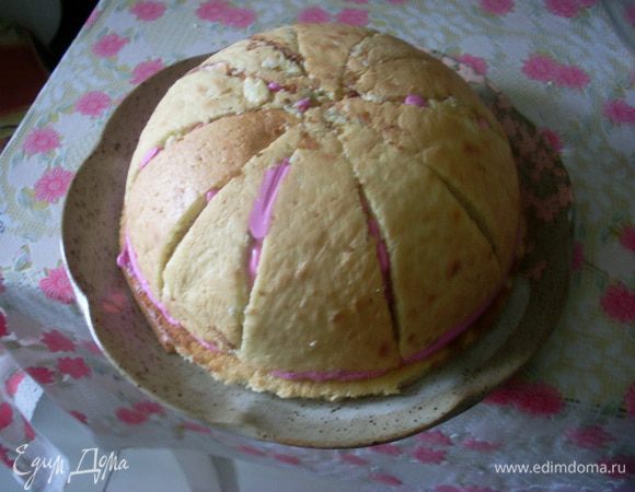 Перевернуть получившийся купол на тарелку и обмазать глазурью. 
Я готовила глазурь по принципу крема к торту "Пари-Брест Испахан" (рецепт есть на сайте "Едим дома" от Nadin), только вместо розового сиропа брала мелко натерла цедру лайма - думала, что будет светло-зеленый цвет глазури, но он не слишком поменялся. Если есть шпинат, лучше, конечно, воспользоваться соком шпината. 
Когда глазурь немного подстыла, выложила  из порезанной пополам актинидии "полоски арбуза", прикрепили хвостик из кусочка бисквита (его окунала в растопленный белый шоколад).