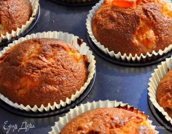 Формочки наполнить тестом и выпекать в предварительно нагретой до 200 гр. духовке 20-25 минут.