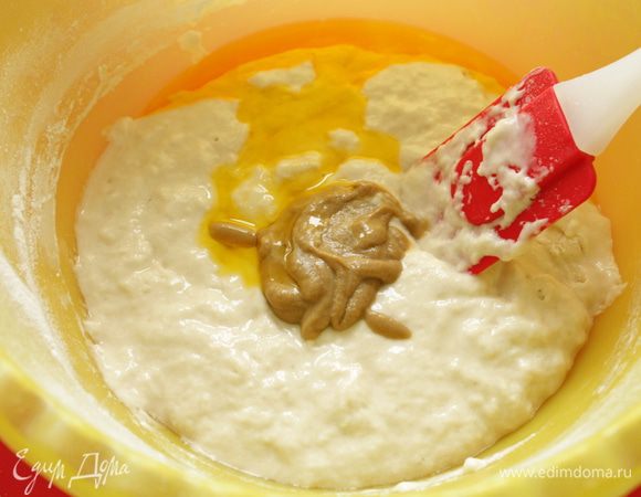 Добавить часть муки, перемешать. Добавить горчицу, соль и масло, вымешивать ещё 10-15 мин.