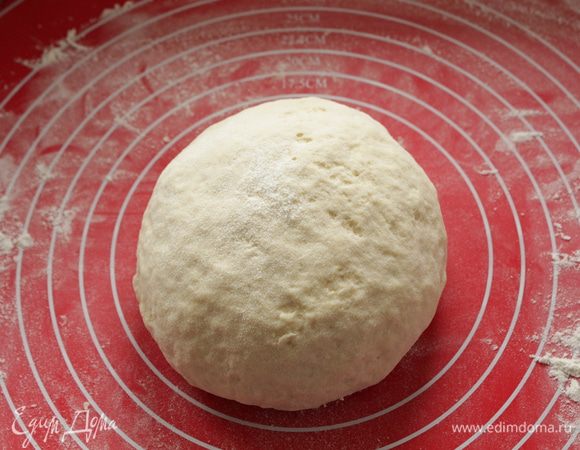 Тесто должно быть эластичным, немного прилипать к рукам.