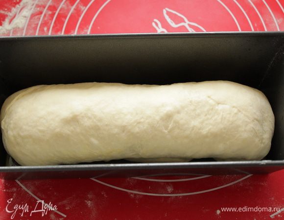 Сформировать буханку и выложить в смазанную форму, накрыть и оставить для расстойки на 40-45 мин.