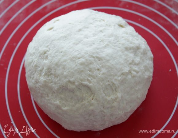 Добавляем соль, сахар, оливковое масло, просеянную муку и замешиваем мягкое, эластичное тесто, не липнущее к рукам, вымешиваем хорошо. 