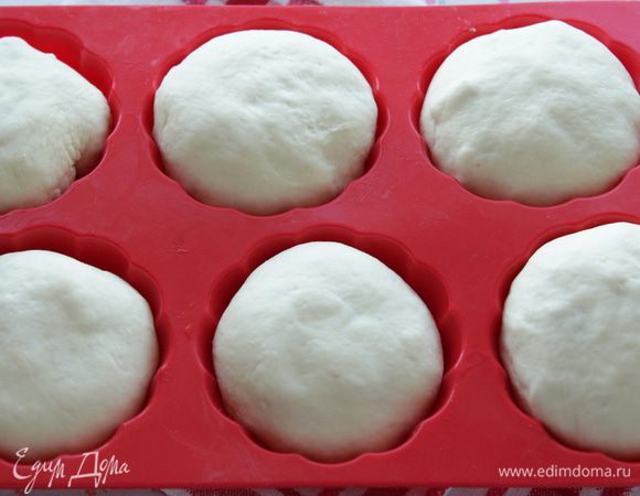 Защипнуть и выложить в формочки швом вниз.