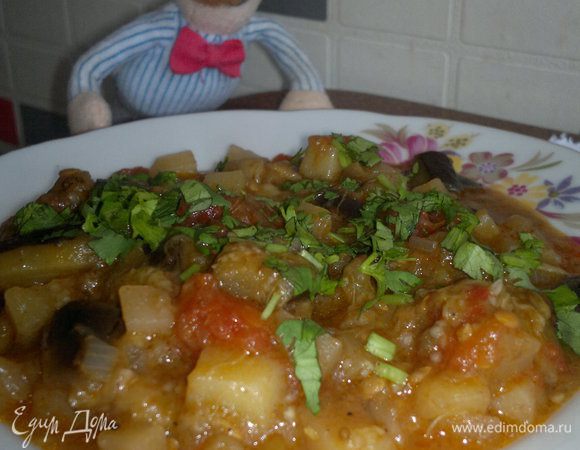 Все овощи промыть, почистить. Баклажаны подержать в соленой воде (10-15 минут), если с горечью, промыть. Все овощи порезать средними кубиками. Перец очистить от зерен и тоже порезать. Томаты желательно очистить от шкурок и также нарезать кубиками.