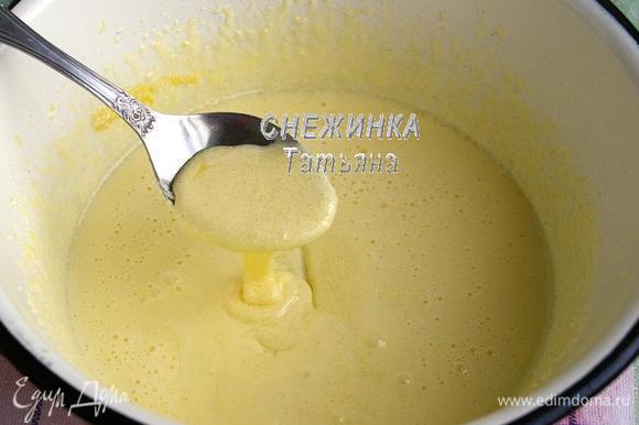 Яйцо с сахаром взбиваем миксером до белой кремообразной массы. Сливочное масло растапливаем и добавляем к яйцу, ещё раз взбиваем.