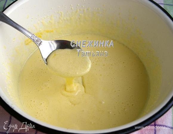 Яйцо с сахаром взбиваем миксером до белой кремообразной массы. Сливочное масло растапливаем и добавляем к яйцу, ещё раз взбиваем.