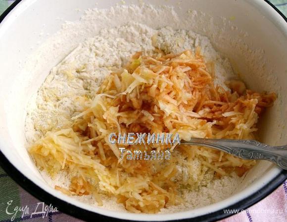 Просеиваем в тесто муку с разрыхлителем. Добавляем корицу. Два яблока очищаем от кожи и семян, натираем на крупной тёрке. Также добавляем в тесто.

