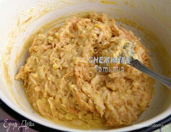 Всё хорошенько перемешиваем ложкой. Тесто густое.