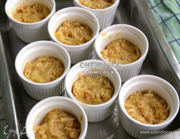 Формочки керамические смазываем сливочным маслом. Заполняем тестом на 2/3.