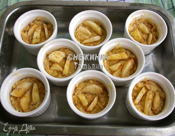 Третье яблоко очищаем и нарезаем небольшими дольками. Сверху на тесто вставляем дольки яблок, немого вдавливая. Присыпаем корицей и ванильным сахаром.