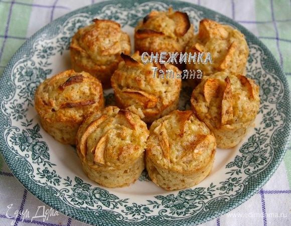 Даём немного постоять в формочках, а затем легко вынимаем пироги.