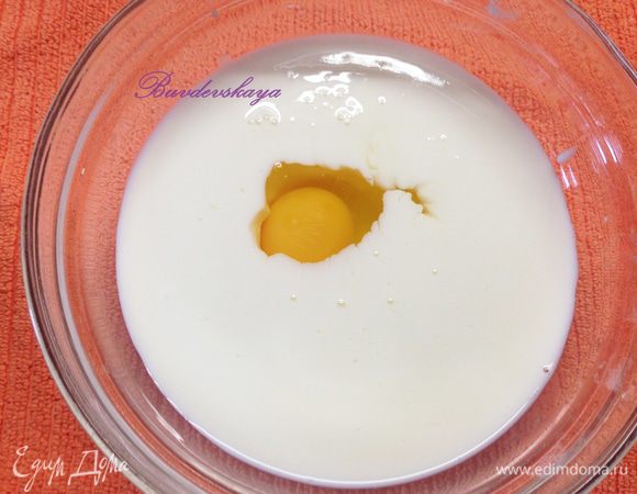 В другой миске смешать молоко, кефир и яйцо. Добавить разрыхлитель и пищевую соду.