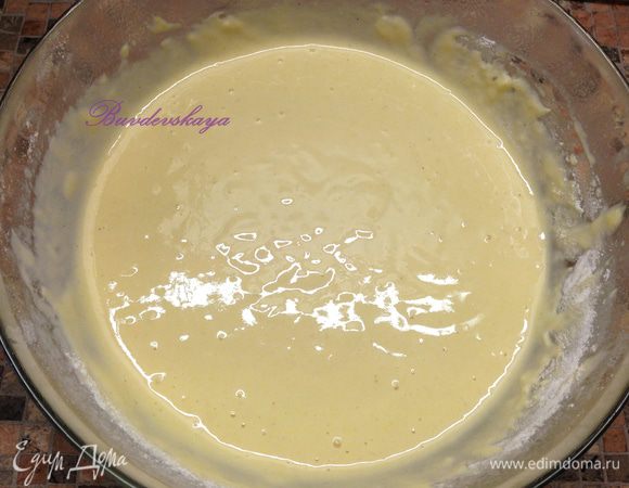 Соединить мучную смесь с яично-молочной замесить однородное тесто консистенции сметаны.