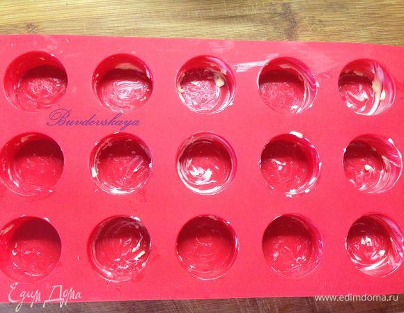 Смазать формы для кексов сливочным маслом, если у вас силиконовые формы, то этот шаг в принципе можно и пропустить.