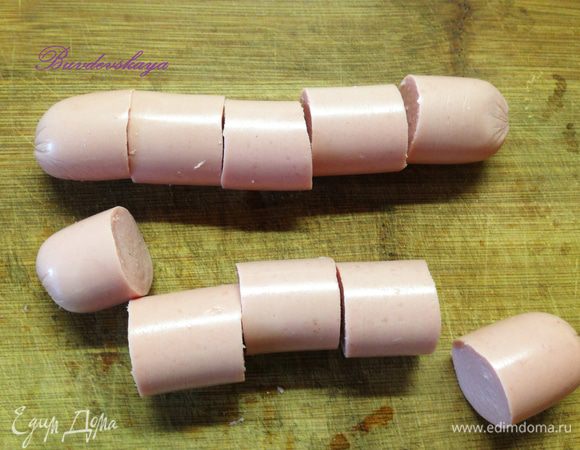 Разрезать каждую сосиску на несколько частей в зависимости от глубины ваших формочек.