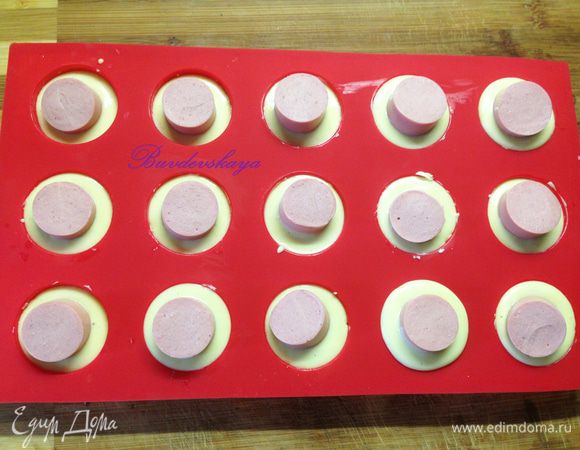 Затем формочки для кексов наполнить на 2/3 высоты и положить сверху кусочек сосиски. Поставить формочки в разогретую до 200 градусов духовку и выпекать 10-12 минут до готовности. Проверить на готовность можно зубочисткой. Достать наши кексики из формочек и подавать с кетчупом или горчицей. ENJOY !