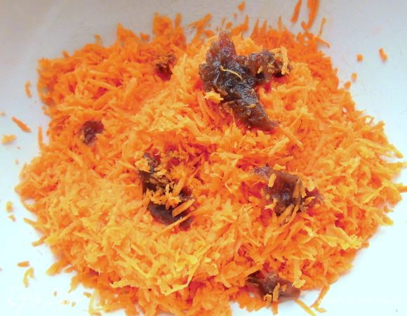 Морковь и финики натереть на мелкой терке.