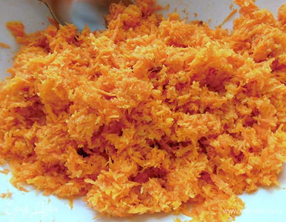 Добавить кокосовую стружку и мёд. Перемешать. Сформировать печенья. Для этого "тесто" нужно немного спрессовывать в руках, чтобы оно не разваливалось.
