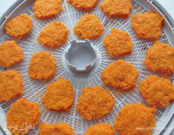 Выложить на листы дегидратора (сушилки), сушить при температуре 40 градусов до готовности. У меня температура была выше, поэтому печенье было полностью готово через 9 часов (может, оно приготовилось и раньше, просто я про него забыла). Ну а если вы готовите в духовке, то на это у вас уйдет еще меньше времени! Просто сушите печенье при слабой температуре с приоткрытой дверцей несколько часов. 